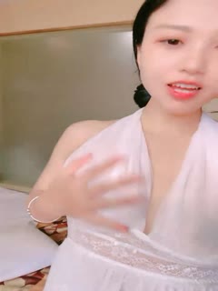 气质超棒酒窝美女！性感白色短裙！笑起来甜美，坐马桶